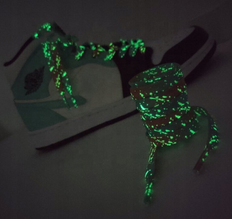 SZNUROWADŁA fluorescencyjne świecą w ciemności (5)